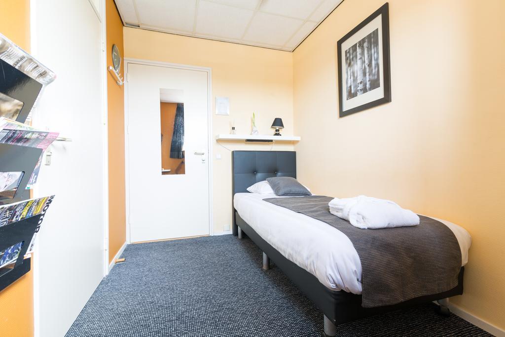 Hotel Restaurant De Buizerd Langedijk Екстериор снимка