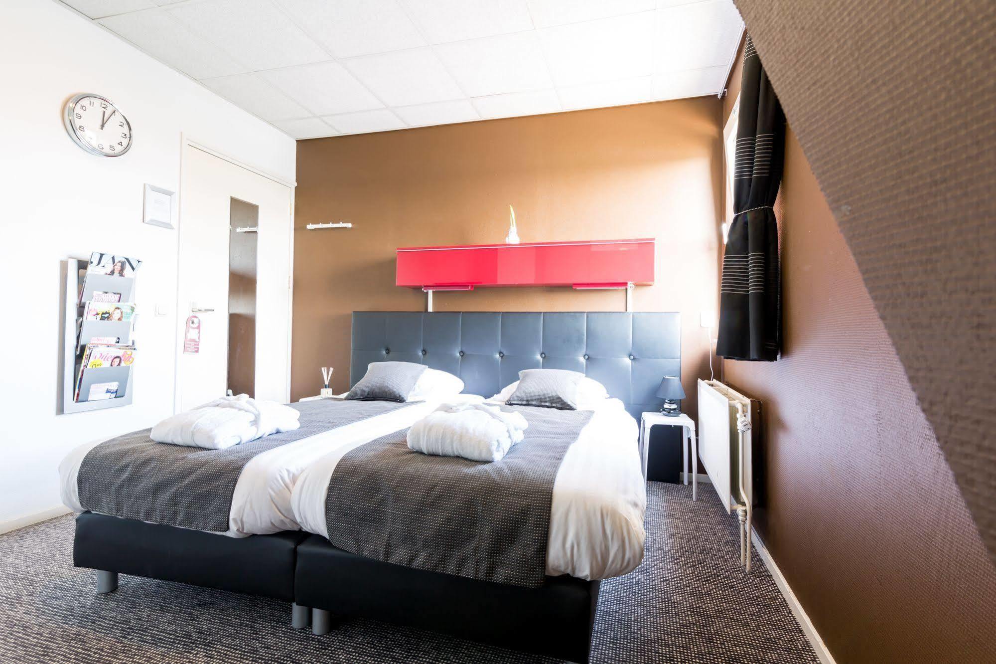 Hotel Restaurant De Buizerd Langedijk Екстериор снимка