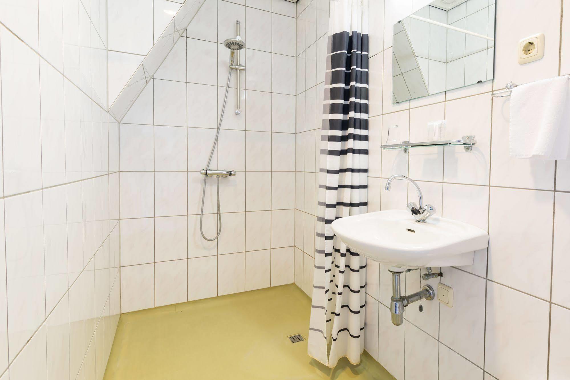 Hotel Restaurant De Buizerd Langedijk Екстериор снимка